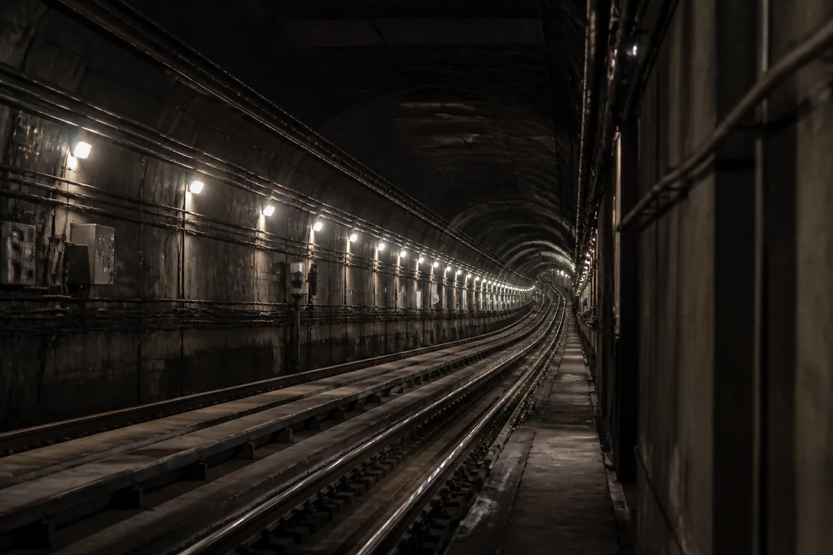 Освещённый перегонный тоннель метрополитена